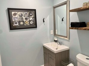 Bathtub, eco-friendly toiletries, hair dryer, towels - Blue Door: Walk to Avondale, Dog-Friendly w Yard (Birmingham)