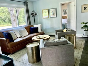 Televisión, libros, estéreo, oficina