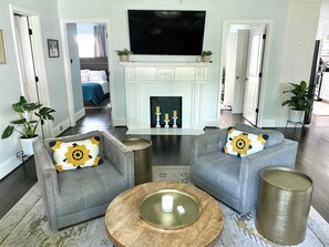 3 bedrooms, desk, iron/ironing board, travel crib - Blue Door: Walk to Avondale, Dog-Friendly w Yard (Birmingham)