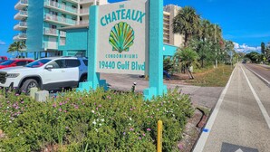 Señal de The Chateau Condominiums en 19440 Gulf Blvd.