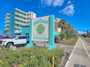 Schild für The Chateau Condominiums, 19440 Gulf Blvd.