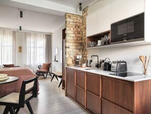 Fridge, microwave, stovetop, dishwasher