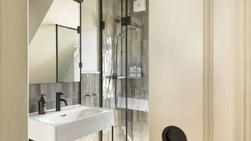 Regadera, amenidades de baño gratuitas, secadora de cabello, toallas