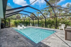 Una piscina al aire libre, una piscina climatizada