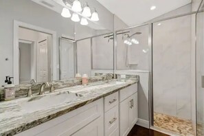 Combined shower/tub, hair dryer, towels, soap - 3 bed home w/ beautiful pool in tropical paradise (Naples)