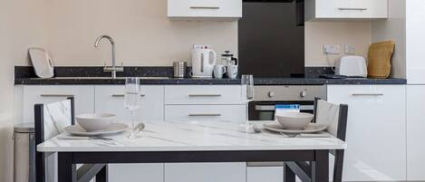 Jääkaappi, mikroaaltouuni, uuni, liesi