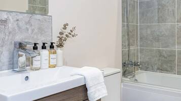 Bañera, artículos de tocador gratuitos, secador de pelo, toallas