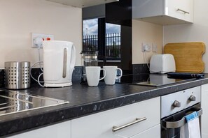 Kühlschrank, Mikrowelle, Ofen, Herdplatte