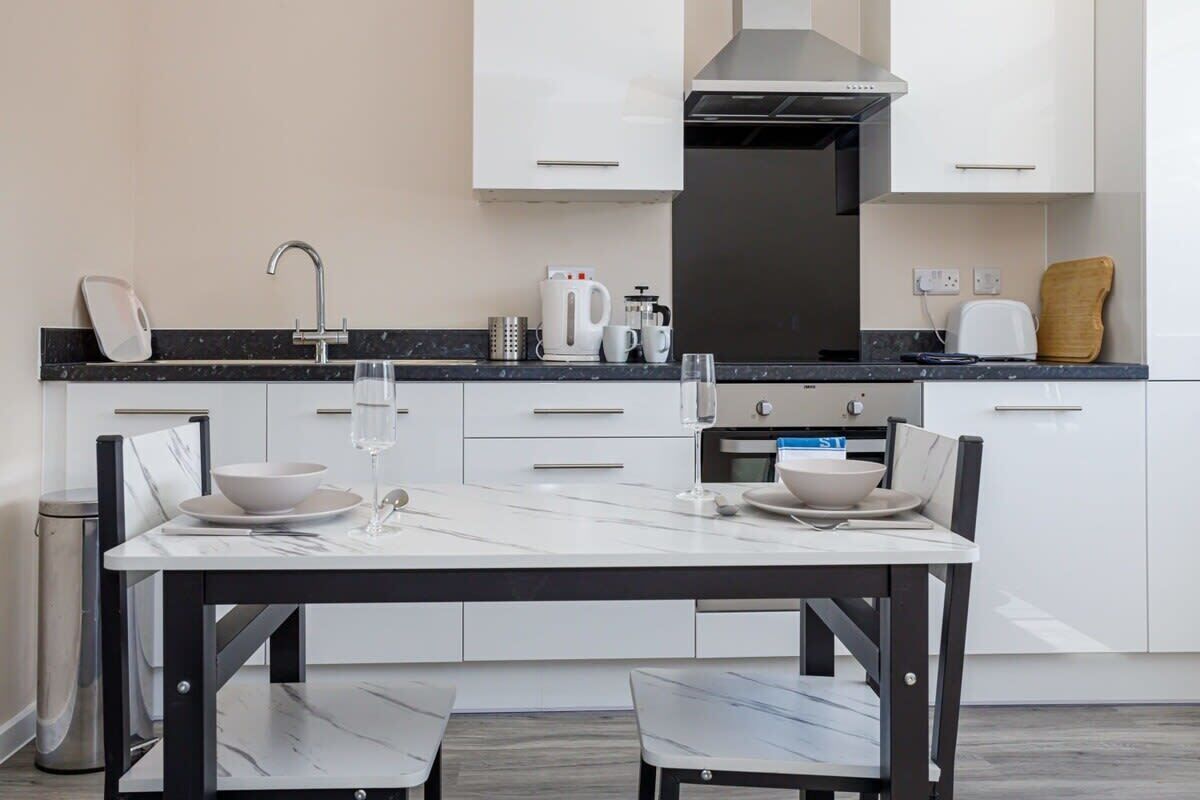 Kjøleskap, mikrobølgeovn, ovn og kokeplater