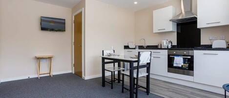 Kühlschrank, Mikrowelle, Ofen, Herdplatte