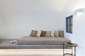 Suite Deluks, hot tub | Brankas dan didekorasi berbeda-beda