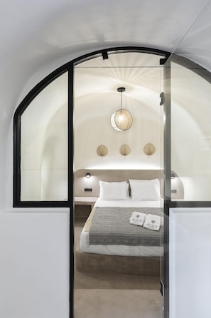In-room safe, individually decorated, individually furnished, desk - Acave Santorini Suites (Santorini)