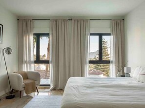 5 slaapkamers, een strijkplank/strijkijzer, reisbedje, gratis wifi