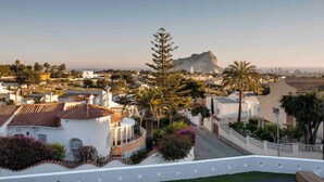 A residential area with white houses, a prominent mountain in the background, and a clear sky. - Modern Luxury Villa - 5 brm, heated pool, sea views, gym (Calpe)