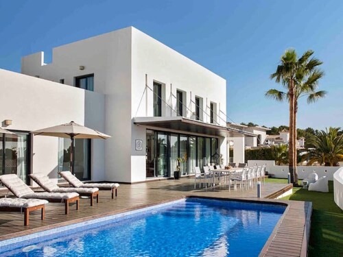 Modern Luxury Villa - 5 brm, heated pool, sea views, gym