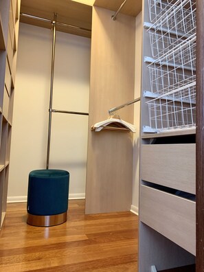 Apartment | Schrank