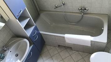 Duschwanne, Haartrockner, Handtücher, Seife