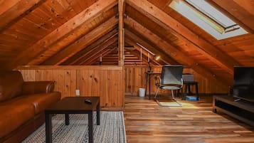 Älytelevisio, takka, pöytäjalkapallopöytä, pöytätennispöytä