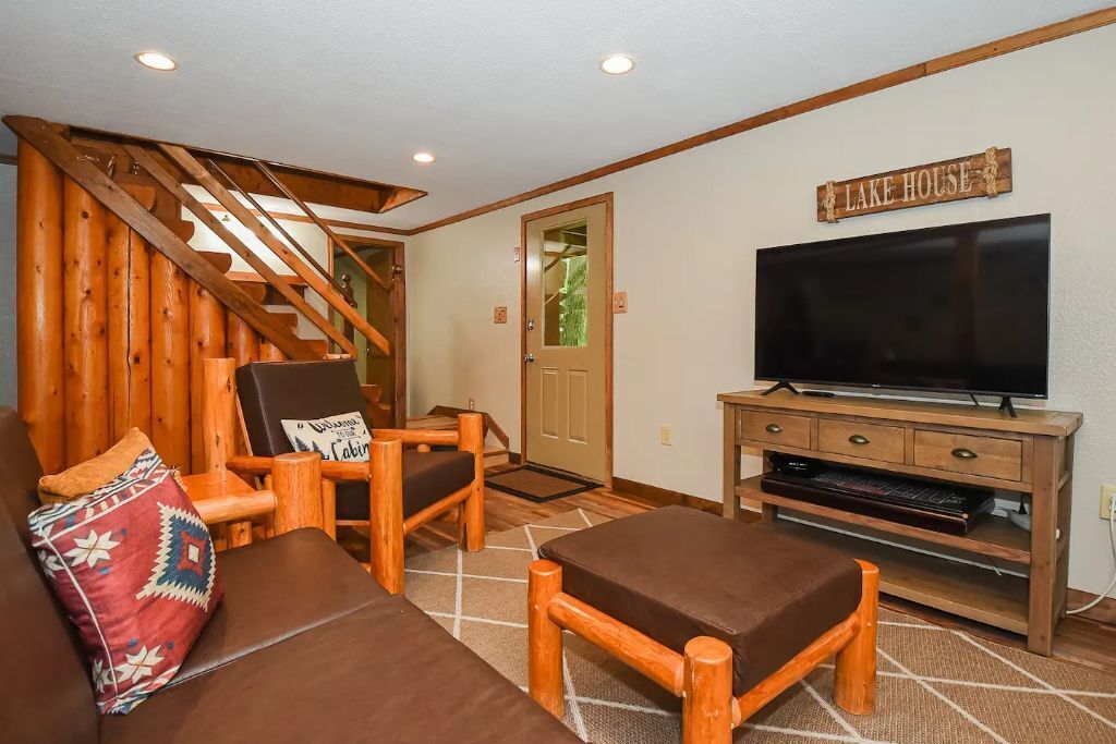 Una Smart TV, una chimenea, un futbolín, una mesa de tenis de mesa