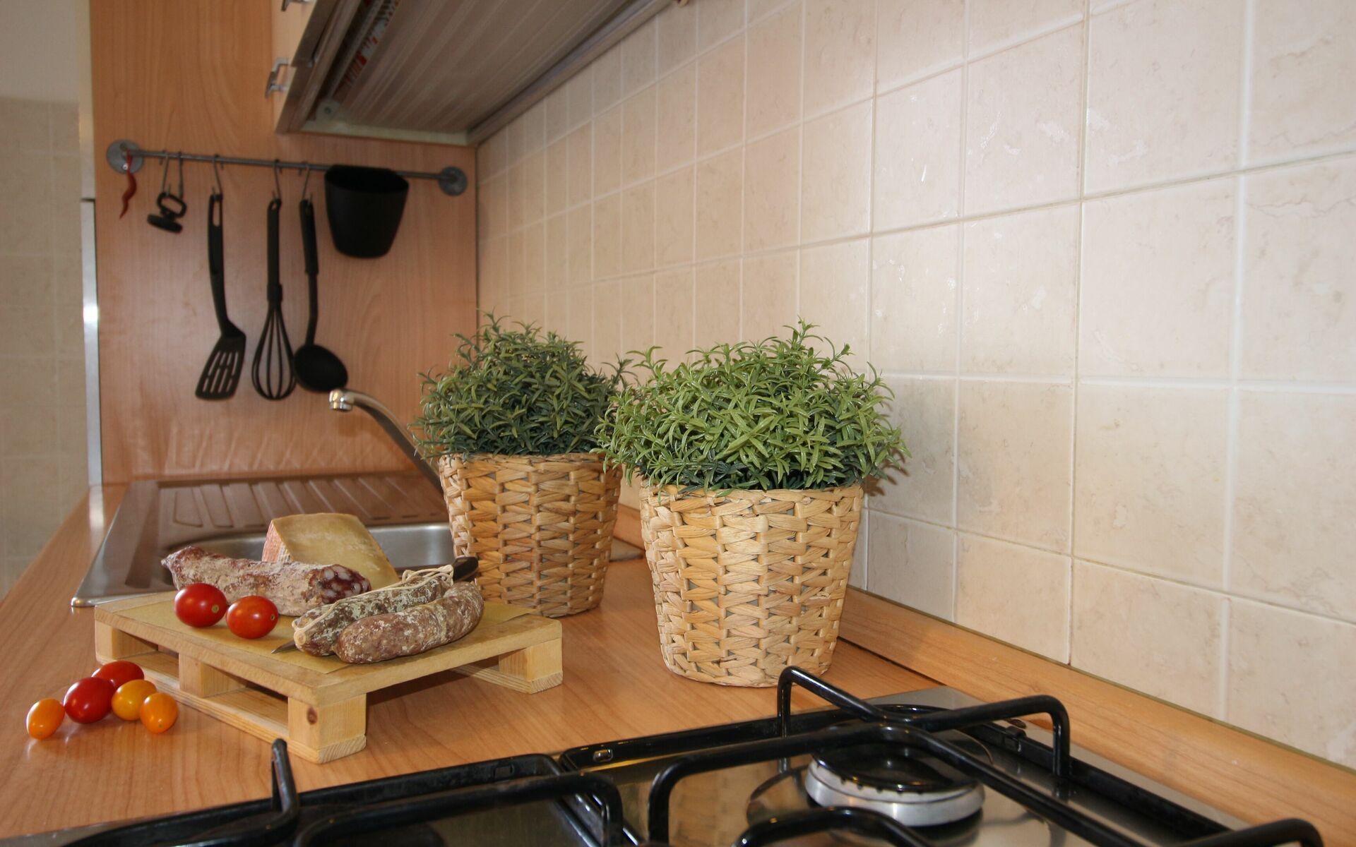 Réfrigérateur, lave-vaisselle, cafetière/bouilloire, grille-pain