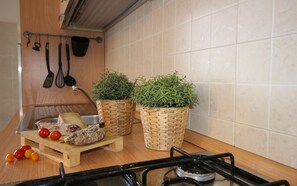 Kühlschrank, Geschirrspüler, Wasserkocher mit Kaffee-/Teezubehör