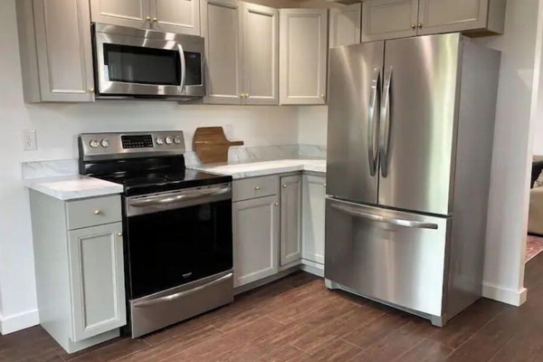 Een koelkast, een microgolfoven, een oven, een kookplaat