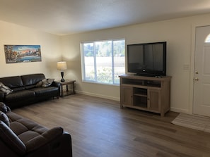 Smart TV - Hayden’s Green Acres on Big Fall Creek, 3BR 2Bath including River Access (Fall Creek)