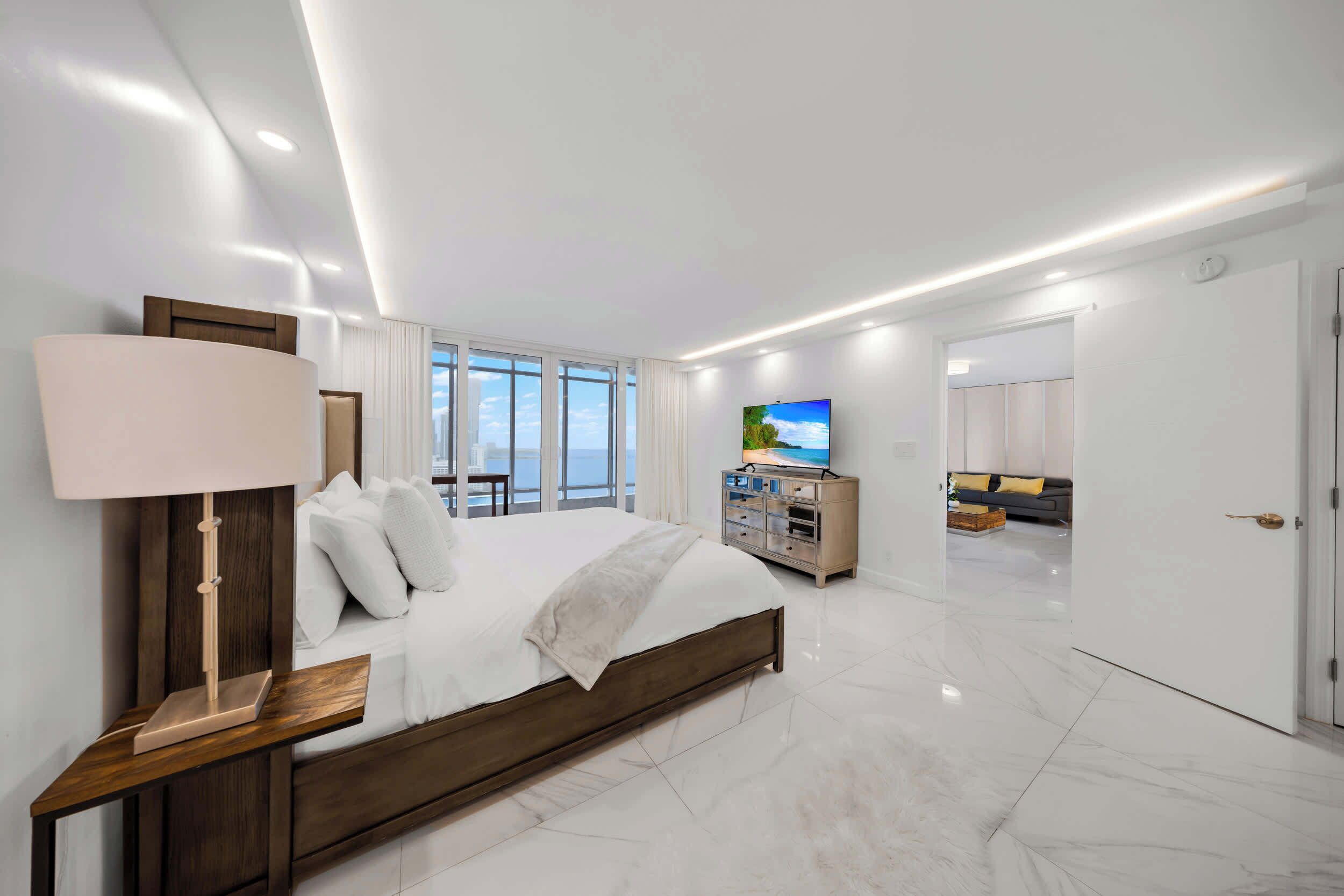 2 slaapkamers, een bureau, een strijkplank/strijkijzer, reisbedje