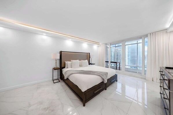 2 bedrooms, desk, iron/ironing board, travel crib - Chic Bayfront 2BR Apartment | Art Basel Ready (Miami)