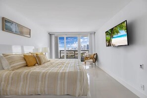 1 slaapkamer, een bureau, een strijkplank/strijkijzer, reisbedje