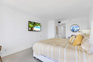 1 habitación, escritorio, tabla de planchar con plancha y cuna de viaje 
