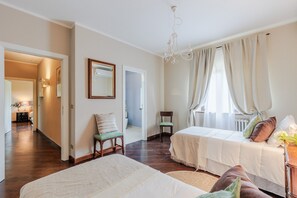 6 dormitorios, tabla de planchar con plancha, ropa de cama