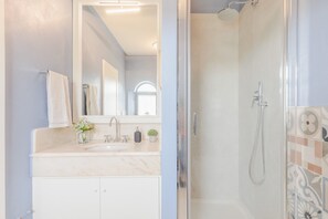 Regadera, secadora de cabello, bidet, toallas 