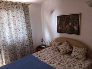 1 غرفة نوم ومكواة/لوح كي وواي فاي مجانًا وملاءات أسرّة