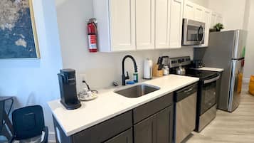 Frigorífico, microondas, horno y placa de cocina