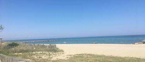 Una spiaggia nelle vicinanze