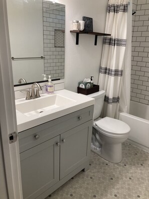 Ensemble douche/baignoire, sèche-cheveux, serviettes fournies, savon