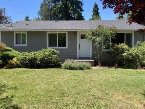Exterior - Cozy home with large yard oasis! (Beaverton)