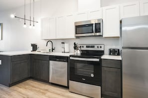 Frigorifero, microonde, forno, piano cottura