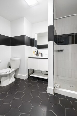 Hair dryer, towels - Cute 1BR Next to EWR 0155 (Elizabeth)