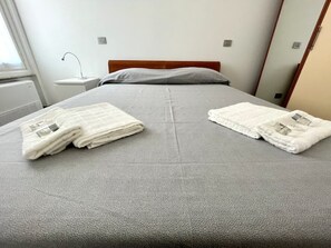 3 chambres, fer et planche à repasser, literie fournie