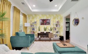 Televisión, chimenea y oficina 