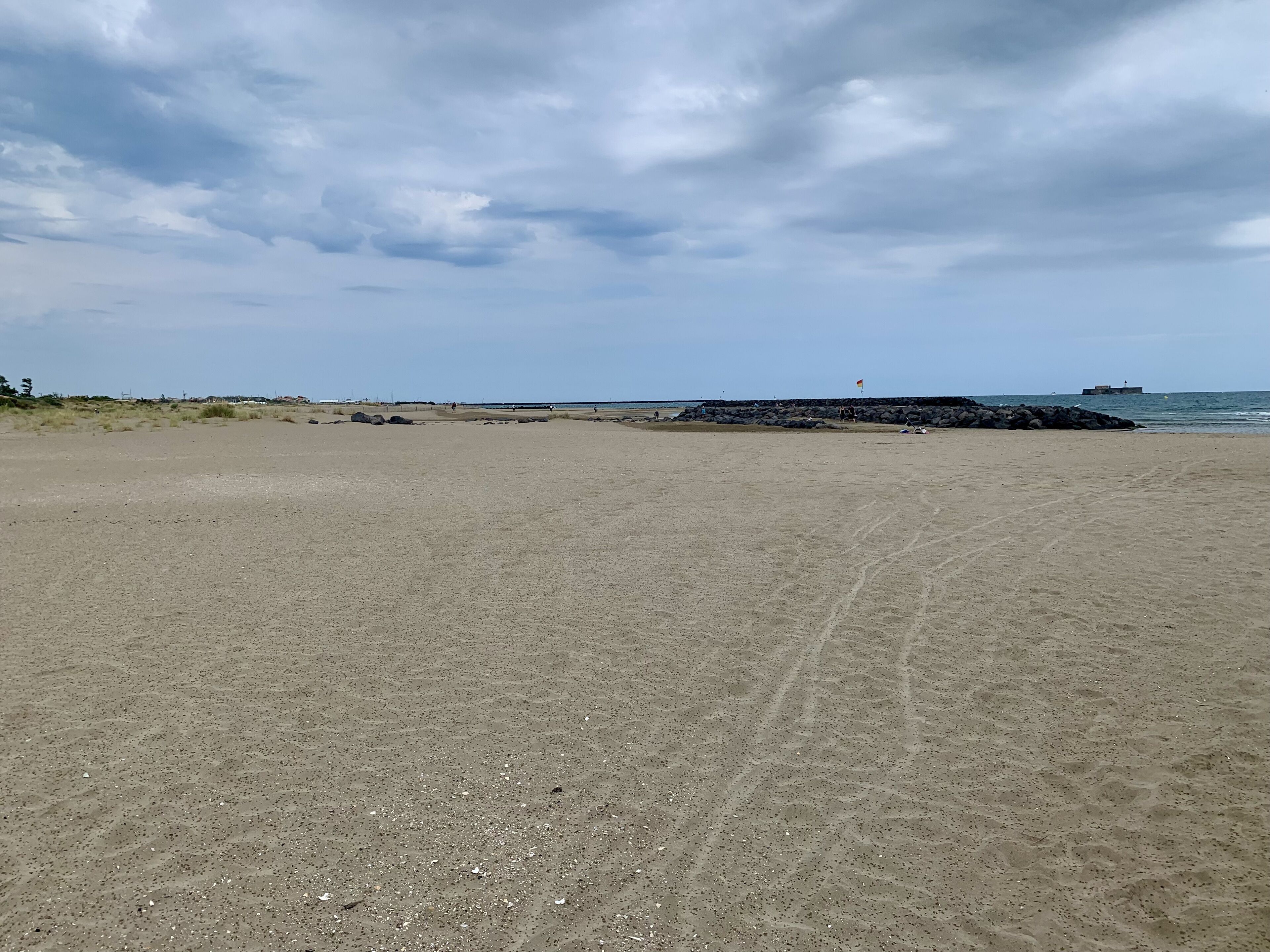 plage de sable fin avec fort brescou en mer