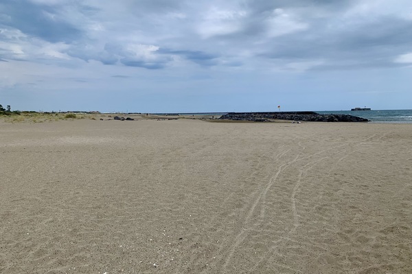 plage de sable fin avec fort brescou en mer