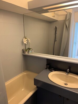 Bathtub, toilet paper - Seafront with swimming pool Apartment 4 pers (1bed) (Agde)
