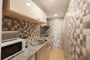 Kühlschrank, Mikrowelle, Wasserkocher mit Kaffee-/Teezubehör