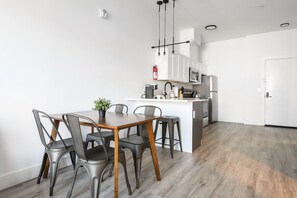 Dining - Beautiful 1BR Next to Airport 1965 (Elizabeth)