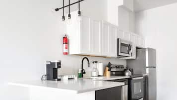 Frigorifero, microonde, forno, piano cottura