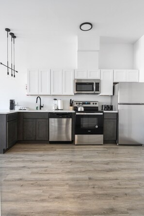 Frigorífico, microondas, horno y placa de cocina