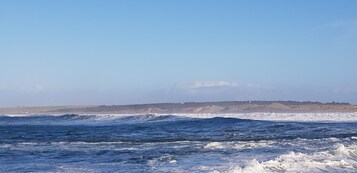 Una playa cerca, arena blanca